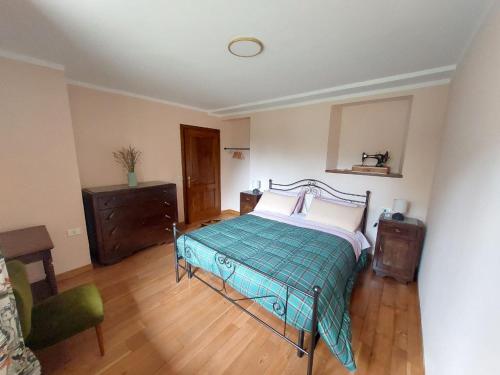 1 dormitorio con 1 cama y 1 silla en Nido Romantico, en Ortignano Raggiolo