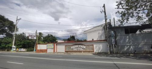 um edifício com uma placa no lado de uma rua em Ridge Park Hotel em San Pablo