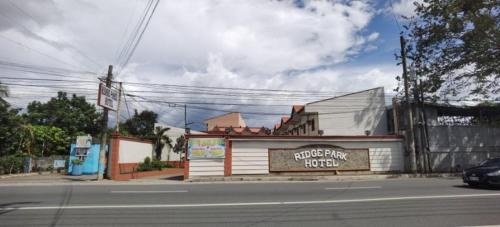 um edifício com uma placa no lado de uma rua em Ridge Park Hotel em San Pablo