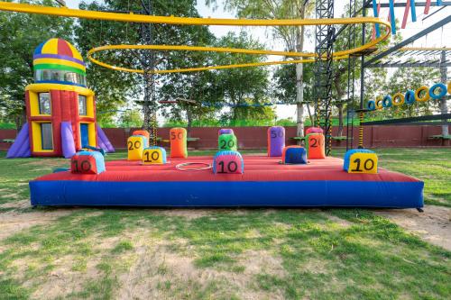 Herní místnost nebo prostor pro děti v ubytování Roadies Rostel - Best Adventure Resort in Ahmedabad