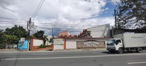 um camião branco estacionado em frente a um edifício em Ridge Park Hotel em San Pablo