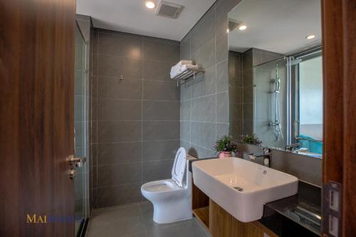 uma casa de banho com um lavatório, um WC e um espelho. em Maihomes Hotel Vĩnh Yên Vĩnh Phúc em Yen