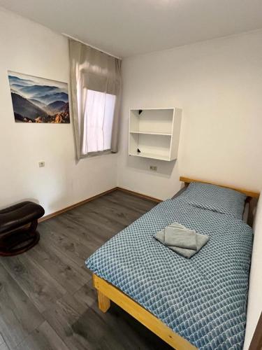 a small bedroom with a bed and a window at Zimmer 2 in Bullendorf