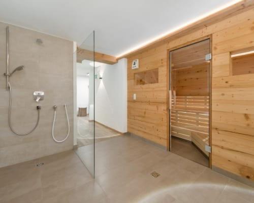 クライナルにあるStockhambauerのバスルーム(シャワー、ガラス張りのシャワーブース付)