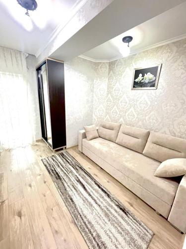 uma sala de estar com um sofá e um tapete em LARGE APARTMENT !!!ciuflea str. em Chisinau