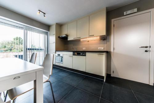 Een keuken of kitchenette bij Vakantiewoningen De Jud