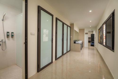 a hallway with a row of windows in a bathroom at Queen Cafe Hotel & Pub in Hanoi