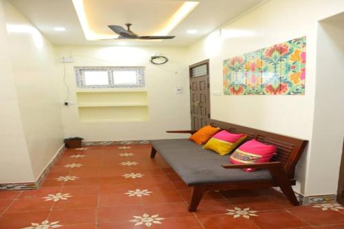 Pokój z kanapą z kolorowymi poduszkami w obiekcie Heritage home with 2 bed/2 bath with kitchen in a residential neighborhood. w mieście Maduraj