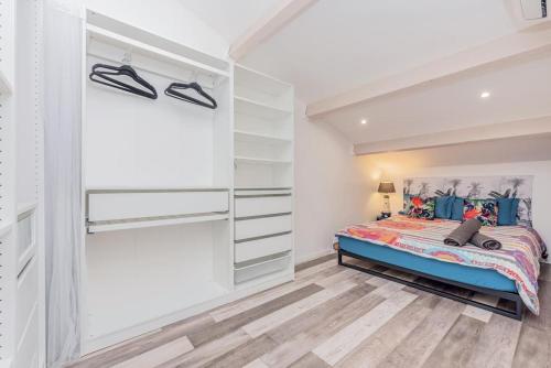- une chambre avec un lit et un placard dans l'établissement Le Mas de la mer appartement standing piscine climatisation - Sanary, à Sanary-sur-Mer