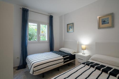 Postel nebo postele na pokoji v ubytování Beach Front apartment in Puerto Banus