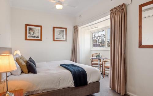 Llit o llits en una habitació de The Metropole Guest House Katoomba