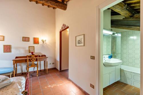 Casa Rossa Vendri في فيرونا: حمام مع حوض ومرحاض في الغرفة