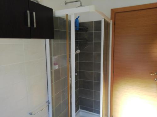 La salle de bains est pourvue d'une douche avec une porte en verre. dans l'établissement Casa MaryGiò, à San Giovanni Teatino