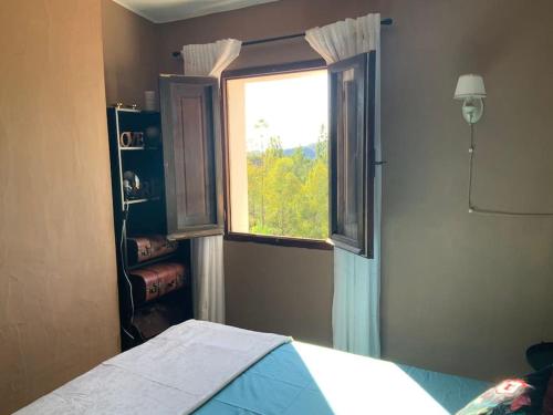 una camera con letto e finestra con vista di ROBY’s NEST a Maracalagonis