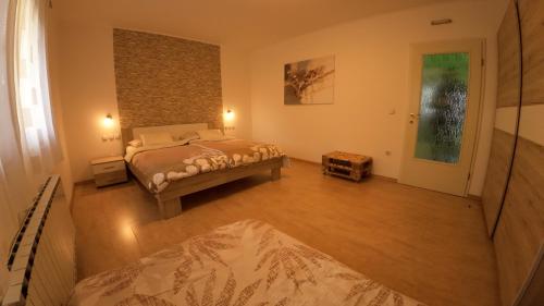 ein Schlafzimmer mit einem Bett in einem Zimmer in der Unterkunft Sweet Home Apartment in Maribor