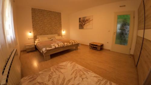 um quarto com uma cama num quarto em Sweet Home Apartment em Maribor