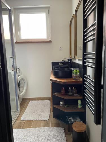 une petite cuisine avec un évier et une fenêtre dans l'établissement Maison 2 chambres Cavaignac, à Calais