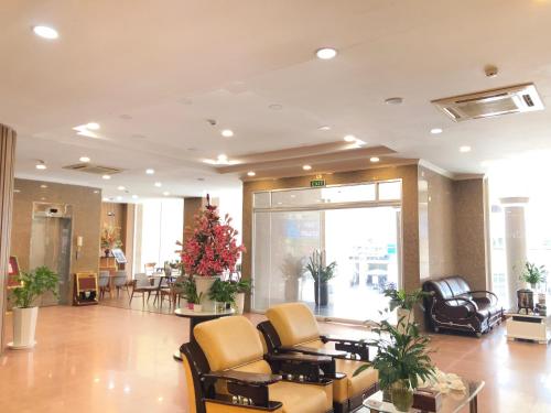 un vestíbulo con sillas y mesas y un salón en Hung Vuong Hotel, en Quảng Ngãi