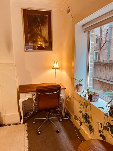 Habitación con ventana y escritorio con silla. en Little White Heaven - shared apartment, en Sídney