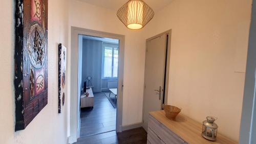 um corredor com uma porta que leva a uma sala de estar em Appartement F2 refait à neuf tout confort em Montluçon