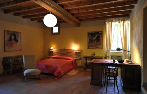 Schlafzimmer mit einem roten Bett, einem Tisch und Stühlen in der Unterkunft Bed and Breakfast Locanda Lugagnano in Cassinetta di Lugagnano