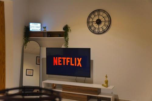 TV en una sala de estar con el cartel de netflix. en Στου Στεφανή en Agros