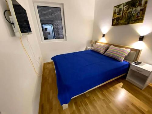 Gulta vai gultas numurā naktsmītnē Brand new 2 bedroom apartment in the center Skopje