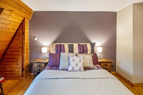 a bedroom with a bed with pillows on it at Ferienhaus Cosyhome Vogelsberg in Köddingen