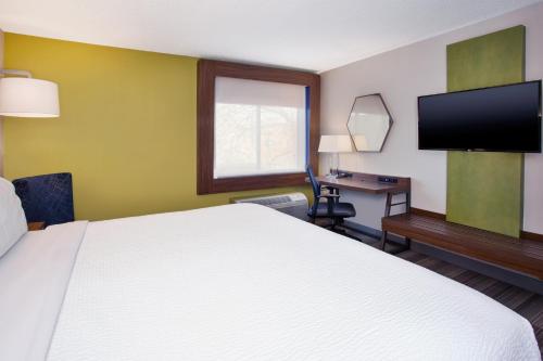 Letto o letti in una camera di Holiday Inn Express Nashville Airport by IHG