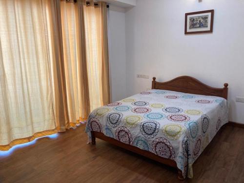 um quarto com uma cama e uma janela com cortinas em Alfred apartments em Colombo