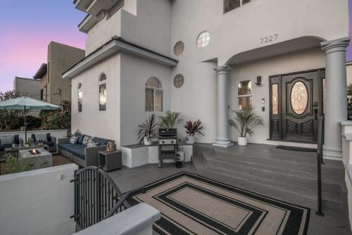 uma casa branca com um alpendre com um pátio em Coastal-Inspired Home near Beach & Village em San Diego