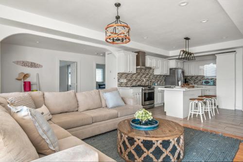 uma sala de estar e cozinha com um sofá e uma mesa em Coastal-Inspired Home near Beach & Village em San Diego