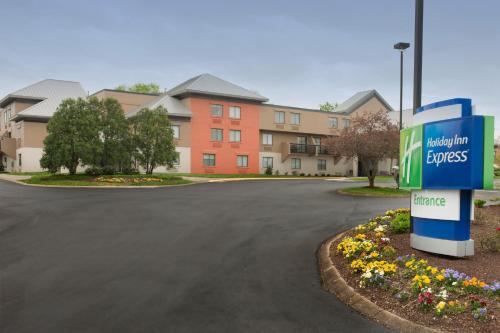 una calle frente a un complejo de apartamentos en Holiday Inn Express Nashville Airport, an IHG Hotel en Nashville