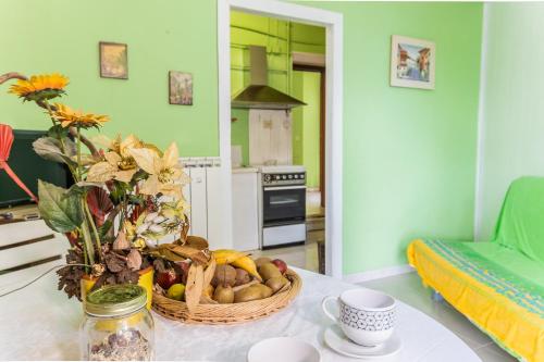 una cucina con tavolo e cesto di frutta di Casa vacanze Guardea a Guardea