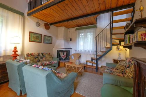 uma sala de estar com dois sofás e uma escada em Villa nel bosco em Gromlongo