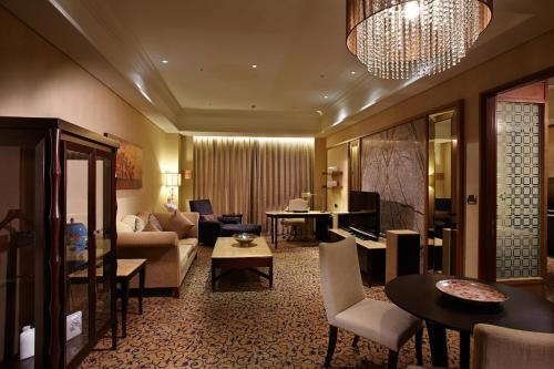 a living room with a couch and a table at E-DA Royal Hotel in Dashu