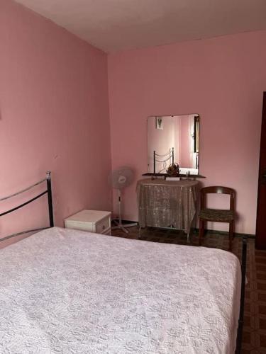 1 dormitorio con cama y espejo en Affittacamere di Dani, en Spianate