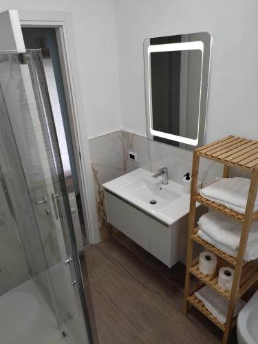 La salle de bains est pourvue d'un lavabo et d'un miroir. dans l'établissement Casa vacanze San Pietro, à Bergame