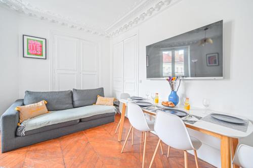 un salon avec un canapé, une table et des chaises dans l'établissement 