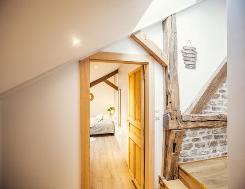 a hallway with a door leading to a bedroom at Coeur de Rêve - 5min hypercentre in Troyes