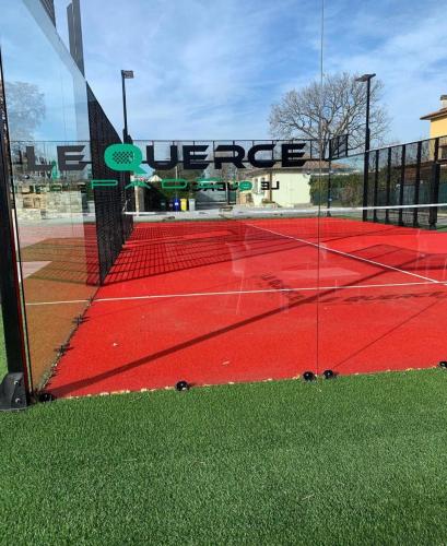 Instalaciones para jugar a tenis o squash en Residenza Le Querce Bilocale o alrededores
