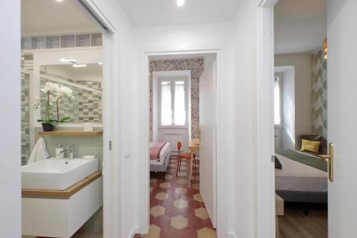 łazienka z umywalką i sypialnia w obiekcie Grazioso Bilocale vicino al Vaticano w Rzymie