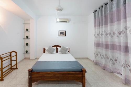 a bedroom with a bed in a room at Gentz Residency & Restaurant in Colombo
