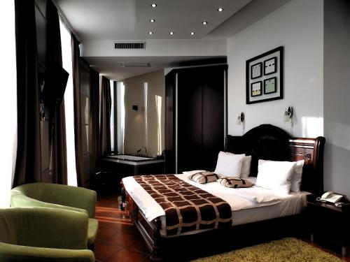 Hotel Zeder Garni tesisinde bir odada yatak veya yataklar