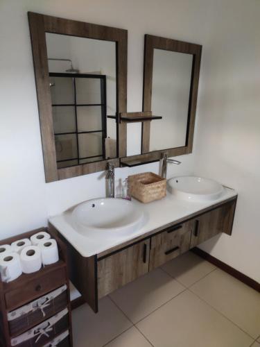 ein Badezimmer mit 2 Waschbecken und einem Spiegel in der Unterkunft Grand Bay Luxury Villa with Pool & Garden in Grand Baie