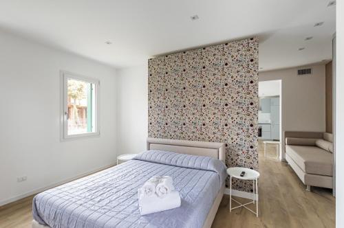 um quarto com uma cama e uma parede em Diana - Sirio- Aura Montegrotto Terme Lovely Apartments with Parking! em Montegrotto Terme