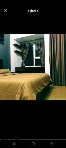 een slaapkamer met een bed en een raam met gordijnen bij Room 37 in Bodjongnangka