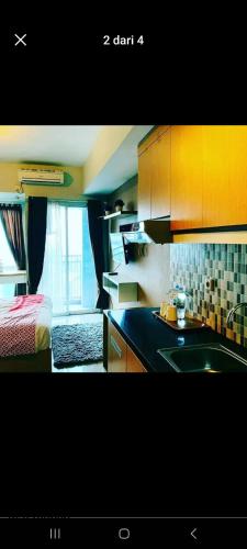 - une cuisine avec évier et un lit dans une chambre dans l'établissement Room 37, à Bodjongnangka