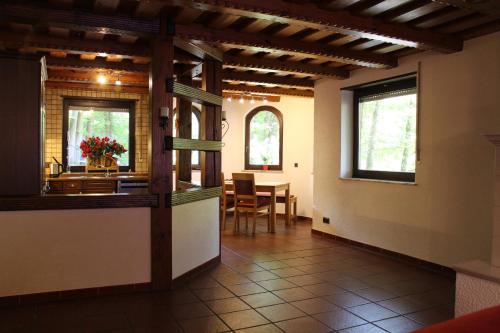 przedpokój z jadalnią i stołem w obiekcie Landhaus ideal 2 w mieście Wachenheim an der Weinstraße