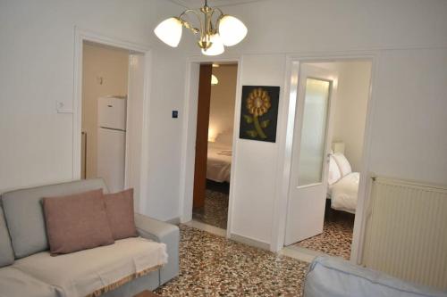 Ruang duduk di Flat And Cozy House In Trikala